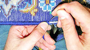 Einfassung der beschädigten Kanten bei einem Orientteppich Reparatur der beschädigten Kanten eines Orientteppichs per Hand